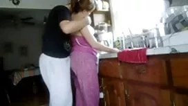 Naiset vaikeroivat y ...