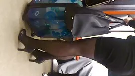 Poika repi tytölle s ...