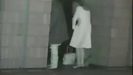Nainen dominoi kahta ...