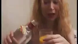 Pari kultin jäsentä. ...