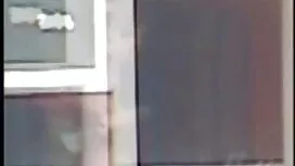 Vanha mies työnsi pe ...